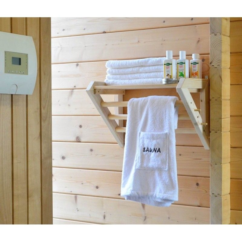 Saunaregal an der Wand mit Handtüchern belegt